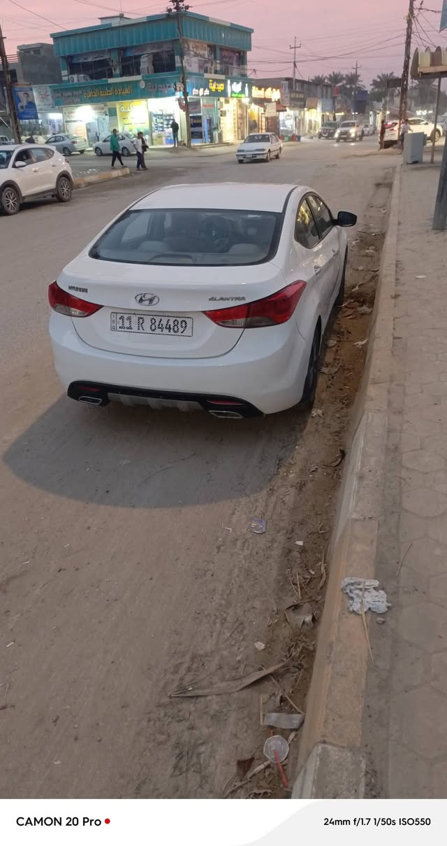 الالنترا 2014رقم بغداد دولي
فووول مواصفات بااستثناء البصمه
فتحه 
تحكم عن بعد 
 سياره مكفوله من صبغ وتبديل وضربه فقط شبر  رش بالباب خلف السايق وباب الجهه الخ بي شبر صبغ  ومعجون بسيط طخه ستوته سياره جديده مال جنايي بمعنى الكلمه  وجاهزه من كلشي مكينه ١٨٠٠ دوش كير حداديه تخم تاير دواخل حلوه ونظيفه 
بااسمي  ثاني يوم تحويل
بابل 
118 بيه مجال بسيط
***********
