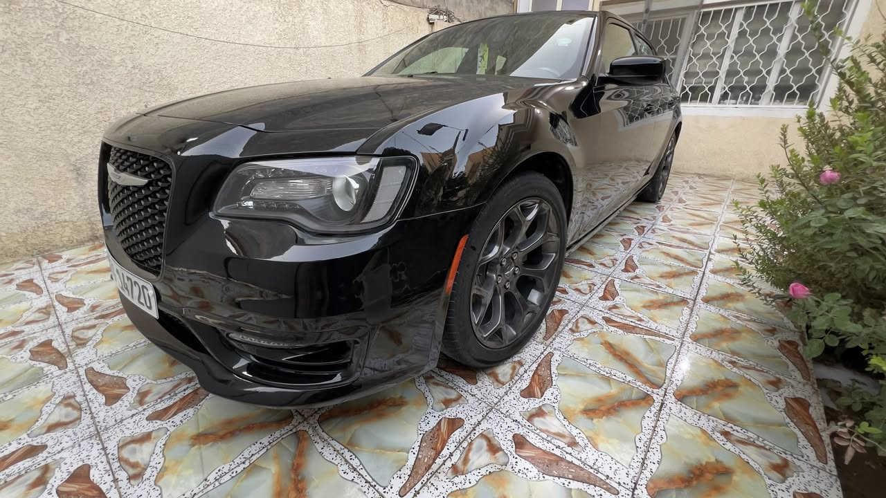 السلام عليكم
كرايسلر 300S .

الموديل :2019 . ( كندي 🇨🇦 ، كلين كفاله ) 

اللون : اسود ( السياره مرايه 🧿 )

العداد : 50mi 

المحرك : 3.6L . V6 .

الرقم : دهوك بأسمي ( سنويه جديد )

المواصفات :

* بانوراما .

* ⁠مصابيح اماميه زينون .

* ⁠ويل قياس 20 انج عنكبوت .

* ⁠مقاعد جلد .

* ⁠مقاعد اماميه كهرباء .

* ⁠مقاعد اماميه تدفئه .

* ⁠تشغيل عن بعد .

* ⁠مثبت سرعه .

* ⁠كامره خلفيه .

* ⁠شفتات بل ستيرن .

* ⁠مرايا متحسسه للاضاءه العاليه .

* شاشه جبيره .

* ⁠السياره⁠ بجم عريض
* عنوان السيارة بابل حله شارع 60
للاستفسار اكثر ***********
