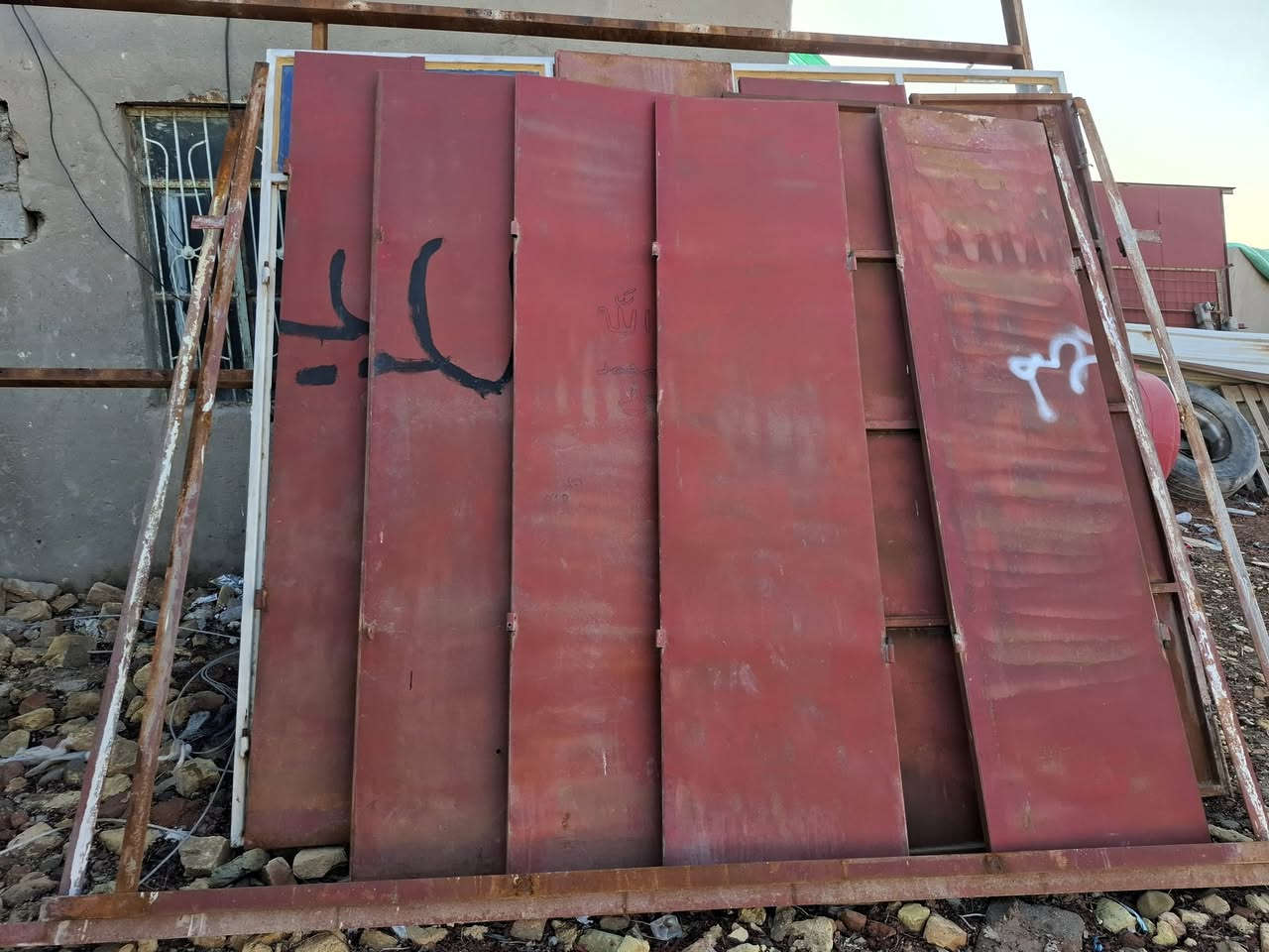 السلام عليكم عندي بيبان مال محلات حديد ثقيل  عدد 3 واحد جديد ما مشدود وثنين مستخدمات عرض 3 متر طول 2.50 وجام خانه حديد طول 3 متر عرض 2.50 وعندي جام خانه المنيوم مستخدمه طول 2.80 وعرض 3 متر (( مكاني البصرة ))
للاتصال : *********** 
واتساب : ***********
