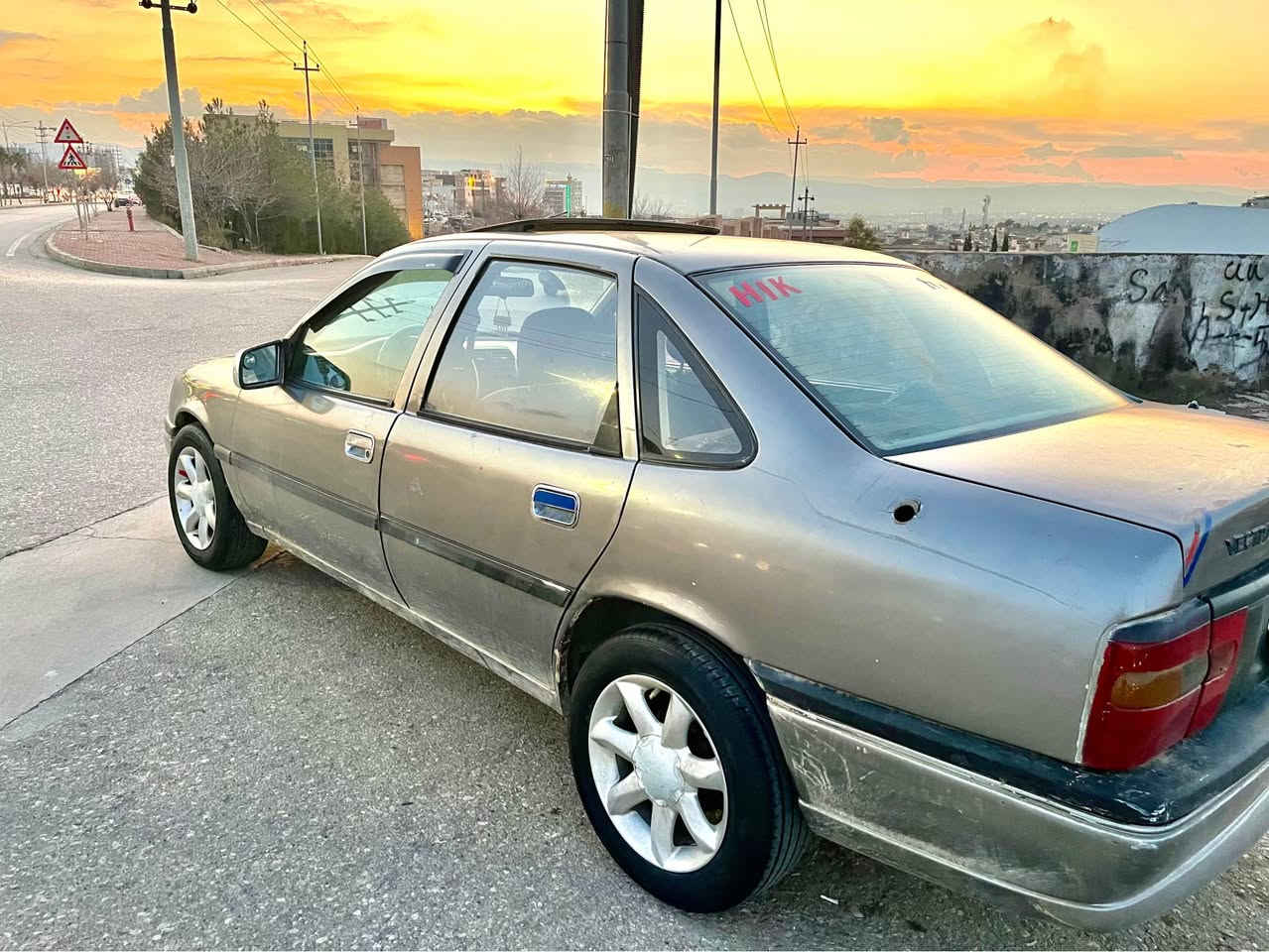 ئۆپڵ ڤیکترا مۆدێل 1993 مەکینە 1.8 گێڕ عادی مەکینە و گێڕی بەشەرتی 10فیتەر دەعمو لێدراوی نییە  سەنەوی بەسەرچووە هەزەی هەتا2027تازەیە کارەبای کامل بەشەرت چرکەی تیانییە 250مەسرەف تیانییە 4تایە و ویلی پاکی لەسەرە   لە دەعامی پێشەوە بۆ دەعامی دواوە بەشەرتی 100فیتەر سەیارەکە ماڵی دۆستە بەس ماشااللەی دەوێت وەکالەتی بەناوی خۆمەوەیە تەحویل بڕاوە غرامە بەشەرت 
ئاسیا/***********
کۆرەک/***********
سعر/42گەڵاو معامەلە السليمانية, العراق
