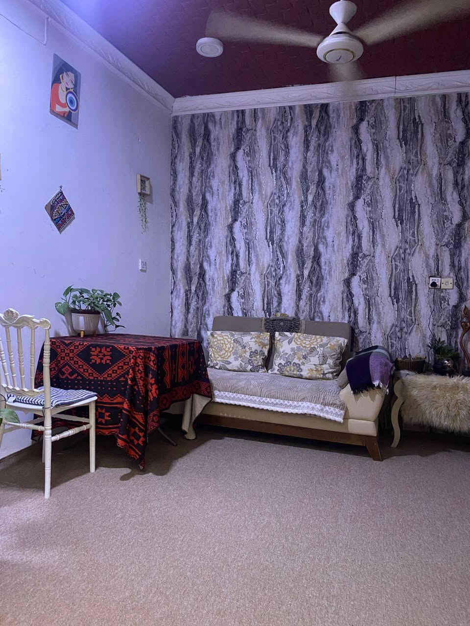 سلام عليكم بيت للبيع  في حي الزيتون شارع القوس نهاية مقابيل البزل قريب على الشارع العام  غرفة نوم صاله استقبال ومطبخ البيت 80متر ركن مربع الاستفسار *********** رقم صاحب الدار
