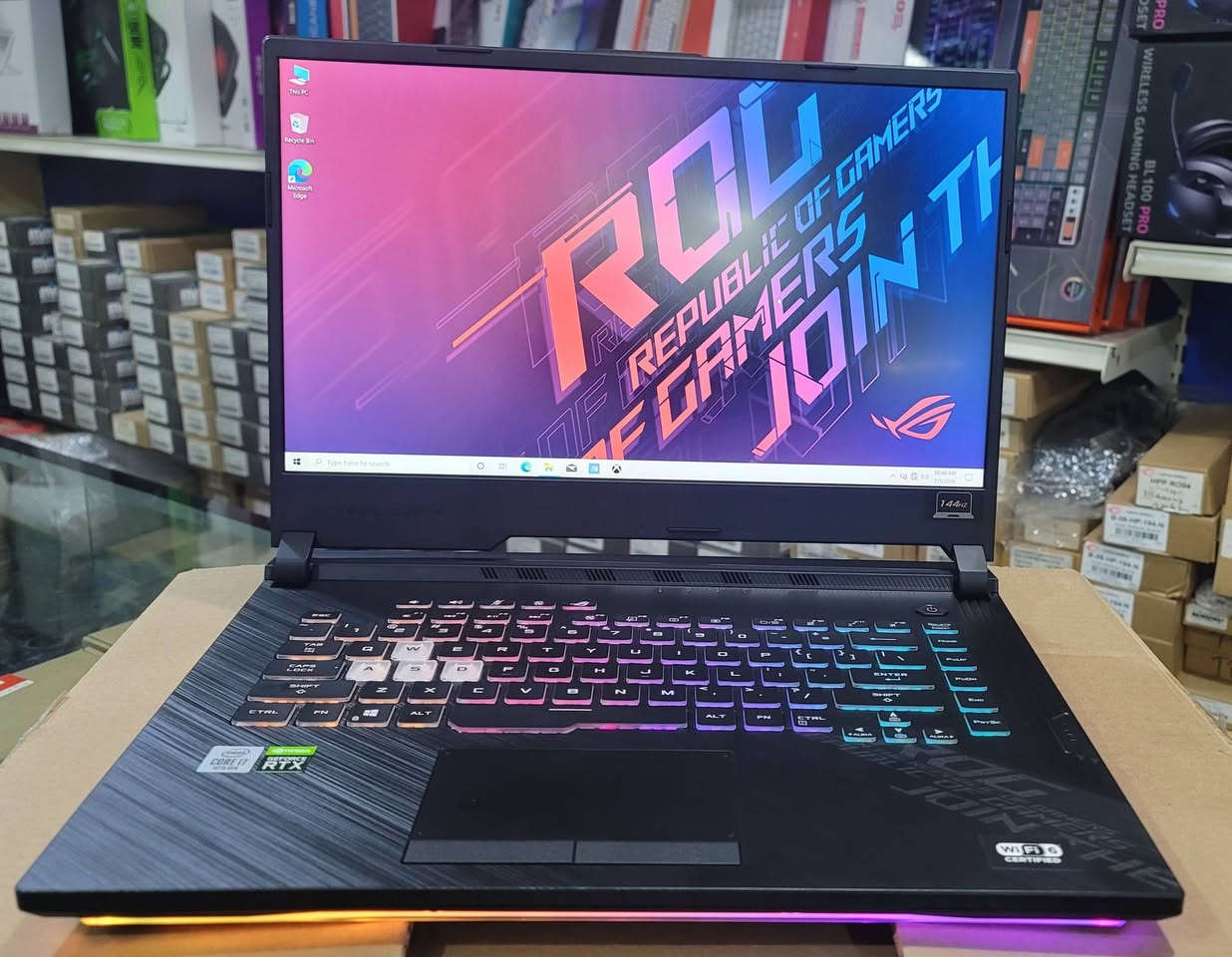 🔥³⁷⁹ASUS ROG Strix G15🔥 
🔥🔥وحش الألعاب وصل! 🔥🔥 
تملك القوة المطلقة مع **ASUS ROG Strix G15**. هذا ليس مجرد لابتوب، إنه سلاحك السري للسيطرة على الألعاب وبرامج التصميم الثقيلة.
🚀 **أبرز المميزات:**
 * **أداء جبار:** معالج i7 (جيل 10) + كرت RTX 2070 (8GB)؛ يعني لا حدود لقوة جهازك.
 * **سلاسة خيالية:** رامات 16GB، لتشغل كل شيء في وقت واحد بدون أي تعليق.
 * **سرعة البرق:** تخزين 512GB SSD، افتح جهازك وبرامجك في ثوانٍ.
**السعر مغرٍ والأداء خيالي.. لا تدع الفرصة تفوتك!**
[$890] |للتواصل [772924110]


**إذا كنت صاحب هذا الإعلان وتريد حذفه لأي سبب، رجاءا أرسل رسالة إلى الدعم الفني**