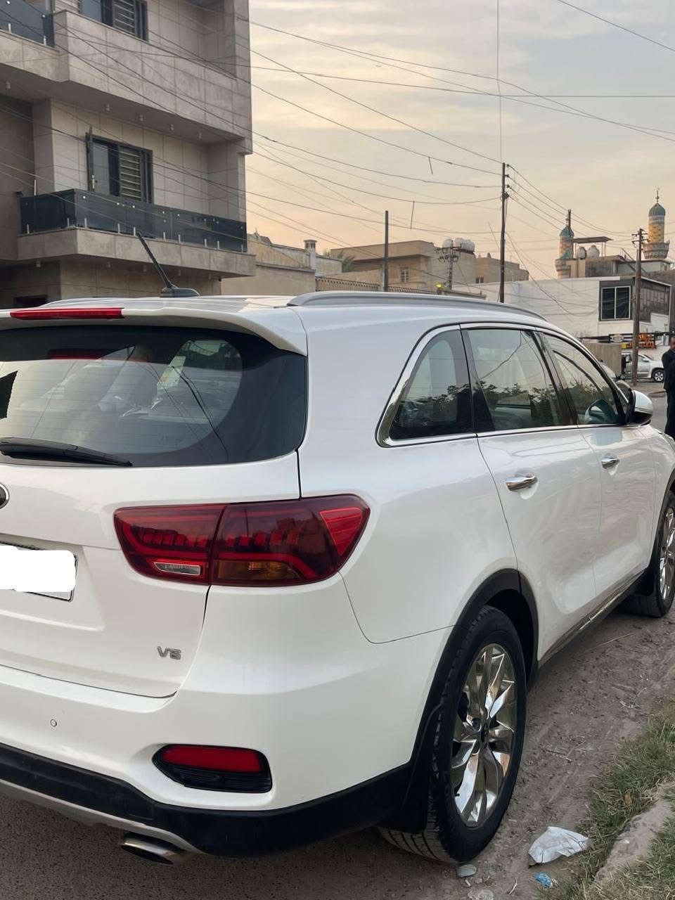 السلام عليكم
كيا سورنتو موديل 19 رقم بغداد 
ب اسمي 
محرك 6 سلندر 3500 
كير 8 نمر 
ماشيه 61 
بصمه 
كراسي كهرباء 
جنطه كهرباء 
3 قطع تبريد 
7 راكب جلد 
محرك كير كفاله وين ميعجبك افحص 
صبغ جاملغ خلفي بدون دواخل 
راسلني وات ساب ارسلك السونر 
السعر 240 وبيه مجال تعال شوف وبيك خير وادلل 
*********** العنوان بغداد
