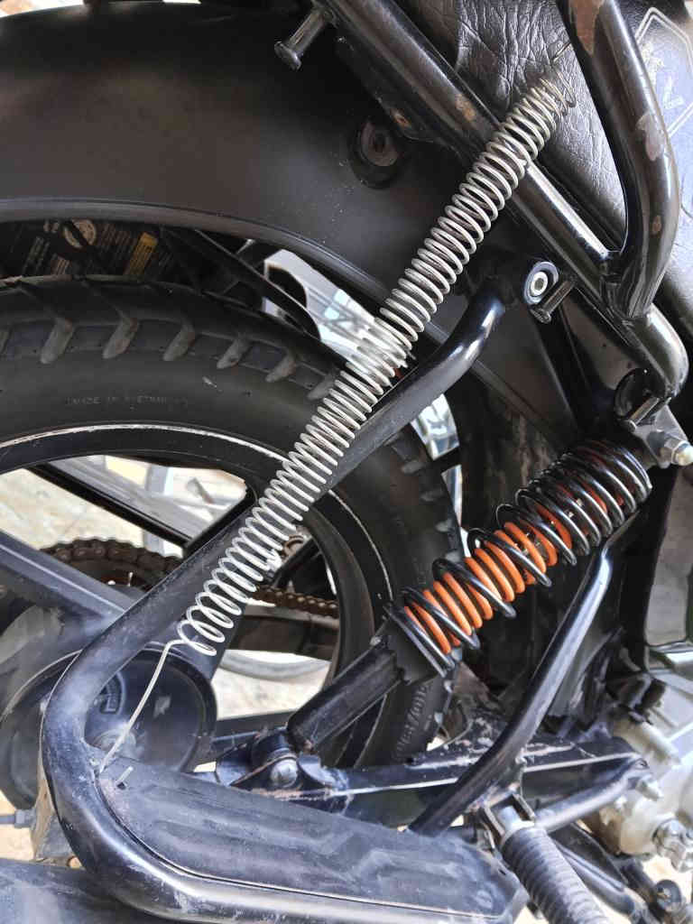 بوكسر موديل 22, 
اورق اصولي 
السعر مليون وميه وخمسين 1150
دراجه خير  من الله 
مابيها نقص برغي كلها شغاله
ضفيره كامله
مكينه ناعمه تخبل
كلاجات جديده 
تايرات جديده
مكاني بغداد الدورة المعلمين( *********** بغداد, العراق
