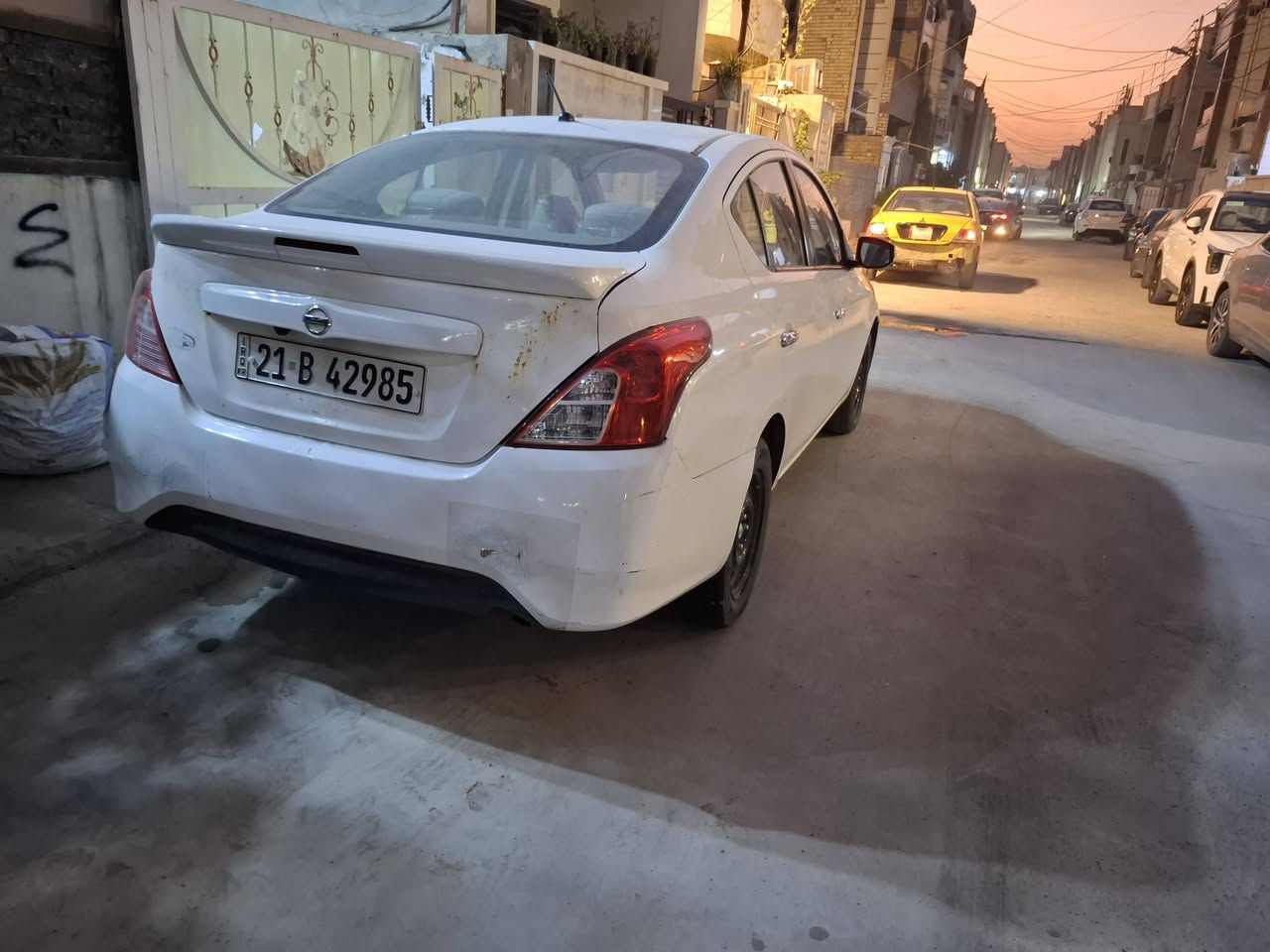 سلام عليكم 
نيسان سني. مديل. ٢٤ 
ماشيه ٧٨. كيلو 
رقم سليمانيه. باسمي 
كير مكينه مكفولات 
تبريد ثلج  موصفات السني عاديه 
ملاحظه. السياره بيها جاملغ أمامي مبدل. نفس الون بدون لا شاصي ولا لغد وبيها بارد بنيد .   وبيها طخه من وره. جنطه بارد وجاملغات خلفيه بارد.   السعر ١٠٣. وبيها مجال بسيط 
مكاني الدوره شارع ٦٠.   ***********
