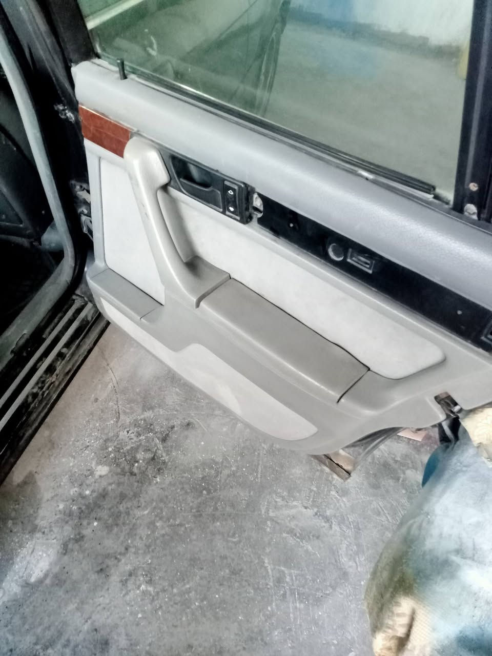 السلام عليكم للبيع BMW رقم انبار دولي سيارة جاهزة شوية ترتيبات يرادلها محرك وكير وصدر خلفي امامي كله جديد غرفتها حلوة كهربائيات كلها شغالة عدا السلايت السعر 40 وبيها مجال مكان السيارة الفلوجة 
***********
