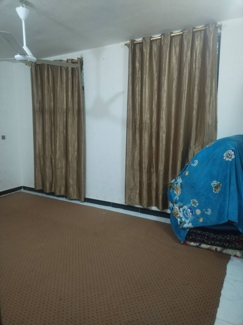بيت مواثث وفارغ وجاهز للسكن للبيع قريب الإمام الحسين عليه السلام بمنطقة الروظتين مشي للإمام دقايق ركن ع شارعين مساحته ٤٠ متر غرفه وصحيات فوك وغرفه وصحيات جوه مواثث للسفسار ***********
