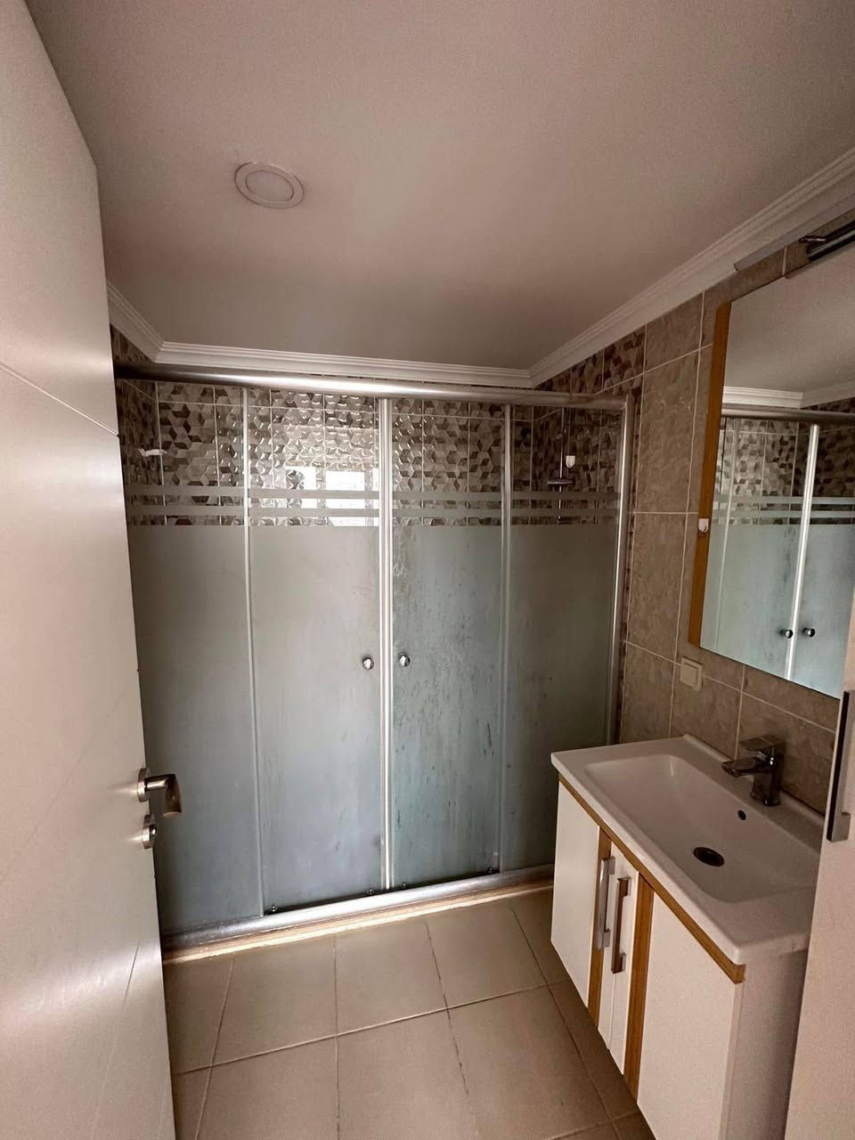 📢📢📢 اعلان بيع سريع 📢📢📢
شقة استثمارية للبيع في اربيل #رؤيا_تور
غرفة وصالة
مساحة 90 متر
طابق عالي
واجهة شارع 100
للاستفسار يرجى الاتصال بنا على الرقم التالي 
***********

للمزيد من التفاصيل 
‏مراسلة عراق للعقارات عبر واتساب. https://wa.me/9647805001551

اشتركوا بجروبنا لكي تجدوا كل ماهو جديد من العقارات في اربيل

https://www.facebook.com/groups/209548401902007/?ref=share_group_link

زوروا صفحتنا لكي لايفوتكم عروض عقارات اربيل

https://www.facebook.com/profile.php?id=100086984441793&mibextid=ZbWKwL
