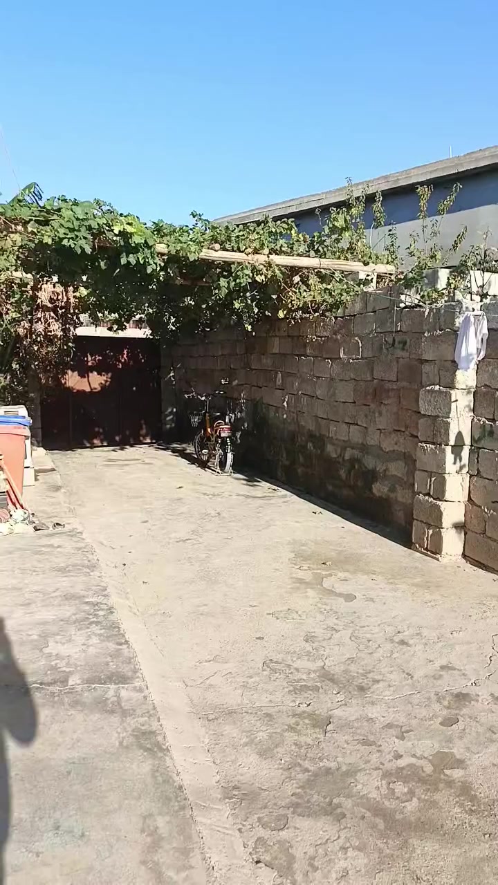 منزل مقابيل المشروع قريب ع جامع الوادي ركن متكون من ثلاث غرف نوم وهول ومطبخ حار بارد   وربعة المساحة 350 م الكلي
مع طاقه شمسي 6 نهاري 4 ليلي  هديه ويه البيت 
مكان مميز جاهز للسكن  للاستفسار اتصل
 ***********
***********
