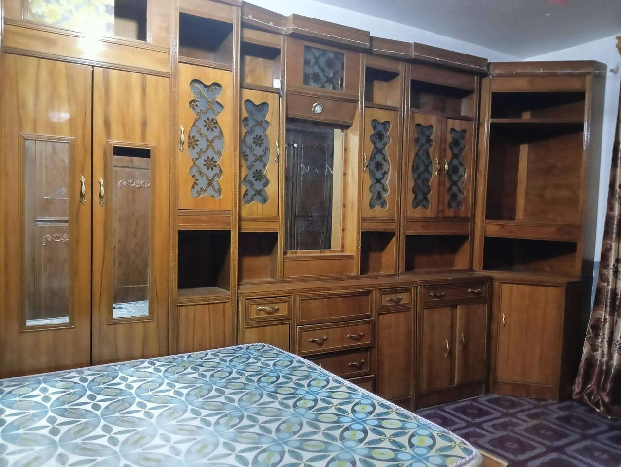 بسم الله اخوان السلام عليكم ورحمة الله وبركاته طبعن من رخصت ادمن يوجد غرفة نوم نضيفه كلش مثل ماموضح بل صوره  الشراي خل يتواصل على هاذا الرقم *********** العنوان القائم حصيبه مقابيل الجنسيه وشكرأ
