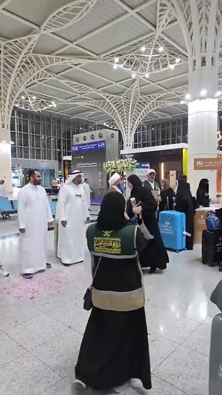 يالله وصول معتمري رحلة العمرة الأولى في العراق والعالم الاسلامي لشركتنا الى مطار المدينة المنورة وكان في استقبالهم وكيل وزارة الحج والعمرة السعودي و مدير شركة باسنبل السعودية والشيخ الدكتور بدر المحمداوي 
رحلاتنا كل ثلاثة أيام سارعوا بالحجز *********** و ***********
