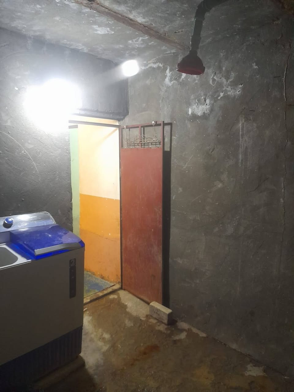 بيت زراعي  حي المنتظر الثاني خلف اعدادية الزراعة المساحة 260 متر يتكون من غرفتين مساحة كل غرفة ( 4.5 * 5 ) متر صالة ( 4 * 7 ) متر
مطبخ ( 4*4 ) متر
حديقة امام البيت صحيات خارجية وداخلية بناء بلوك وسقف عگادة موبايل 
***********
