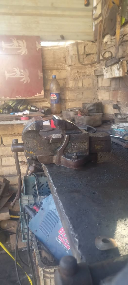 سلام عليكم منكنه حديد نكليزيه 
تفتح 17سانتيم 
عرض فج 10سانتيم 
*********** بي واتساب
