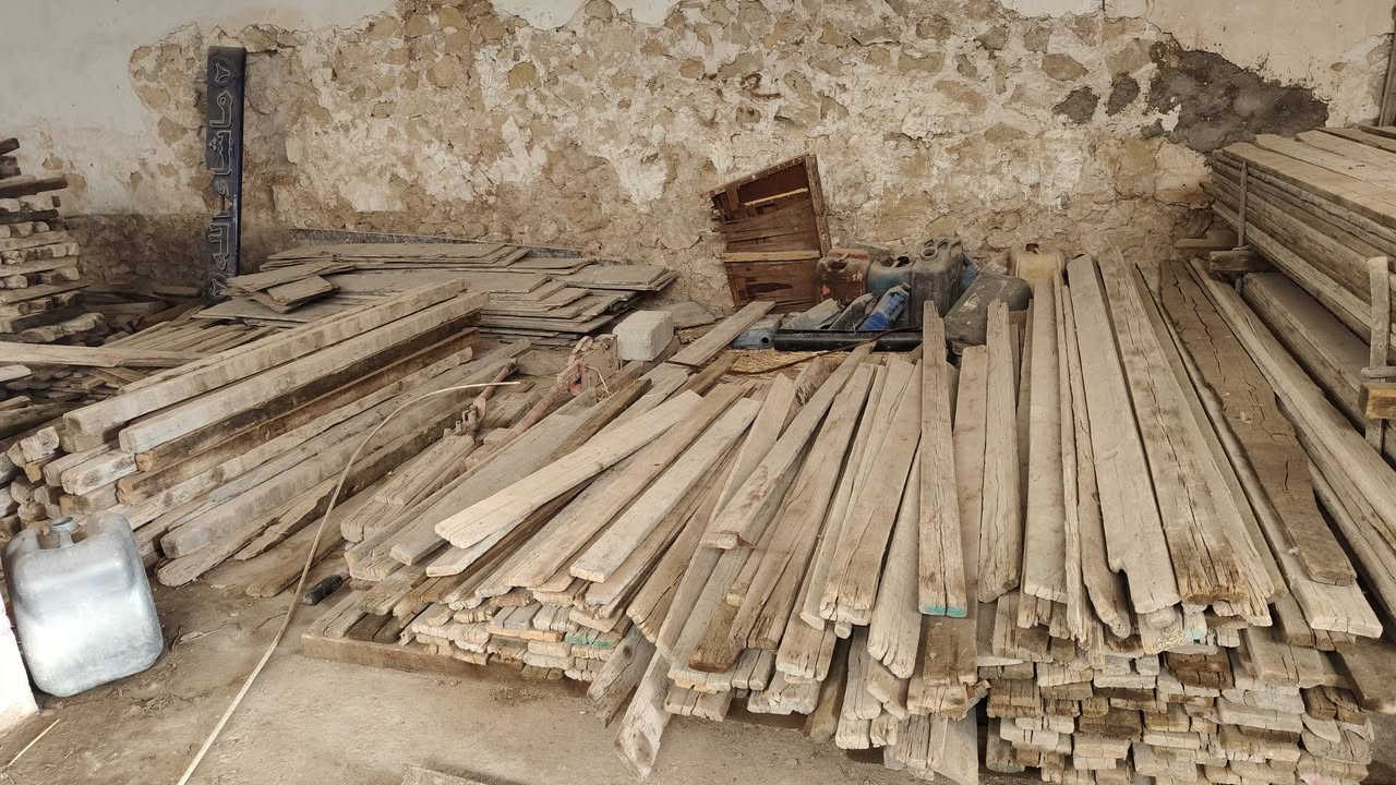 خشب للبيع مساحه ٢٥٠متر مربع
تواصل خاص او رقم الهاتف ***********

