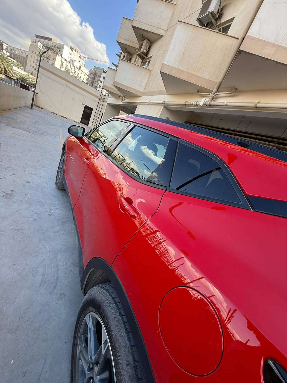 🚗 للبيع: شفروليه بليزر 2023 (CHEVROLET BLAZER 2LT) 🚗
#مكان السيارة ( كربلاء )
#رقم الهاتف: ***********

✅ المعلومات الأساسية:
• الموديل: 2023 Blazer 2LT AWD (دفع رباعي مستمر).  
• المحرك: 2.0L Turbo (تيربو).  
• ناقل الحركة: أوتوماتيك 9 سرعات.  
• اللون الخارجي: أحمر مميز (Red Hot).  
• اللون الداخلي: أسود (Jet Black).  

#حادثها (((( فقط قبق الجنطه )))) تم التبديل نفس اللون 

✨ المواصفات والتقنيات:
• الشاشة: شاشة تعمل باللمس مقاس 10.2 بوصة تدعم Apple CarPlay و Android Auto لاسلكياً.  
• التشغيل: تشغيل السيارة عن بُعد (Remote Start).  
• الراحة: مقاعد أمامية مدفأة مع تحكم كهربائي لمقعد السائق (8 اتجاهات).  
• التكييف: تحكم تلقائي مزدوج النطاق (Dual-zone Automatic Climate Control).  
• الإضاءة: مصابيح LED أمامية ونهارية.  
🛡️ الأمان وأنظمة المساعدة:
• نظام Chevy Safety Assist: يشمل المساعدة على البقاء في المسار، التنبيه عند مغادرة المسار، وفرامل طوارئ أمامية.  
• كاميرا HD: رؤية خلفية عالية الدقة.  
• تنبيه النقاط العمياء: Lane Change Alert مع Side Blind Zone Alert.  
• نظام تثبيت السرعة التكيفي: Adaptive Cruise Control.  
• تقييم الأمان: حاصلة على تقييم 5 نجوم في اختبارات السلامة الحكومية.  
💎 إضافات مميزة (Packages):
• باقة Convenience: تشمل بوابة خلفية كهربائية (Power Liftgate)، ومرآة داخلية تعتيم تلقائي.  
• باقة Black Grille Bar: لمسة جمالية سوداء على الشبك الأمامي وشعارات شفروليه السوداء.  
• العجلات: رينجات ألمنيوم مقاس 18 بوصة (Grazen Metallic).  
⛽ اقتصاد الوقود:
• معدل استهلاك متوسط: 24 ميل للجالون (تقريباً 10.2 كم لكل لتر).

#السعر (((( 265  ))) وبيها مجال بسيط
