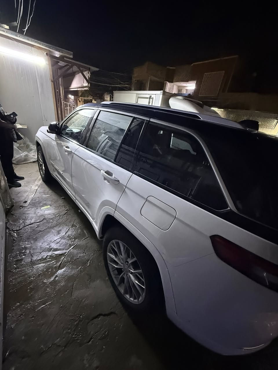 سلام عليكم جيب مديل ٢٢ وارد امريكي فول فول موصفات سياره سومتت سياره جديده ماشيه ٦٣ كيلوو بسمي سنويه بكاني بغداد الدوره *********** لبيع او مروس حسب القناعه
