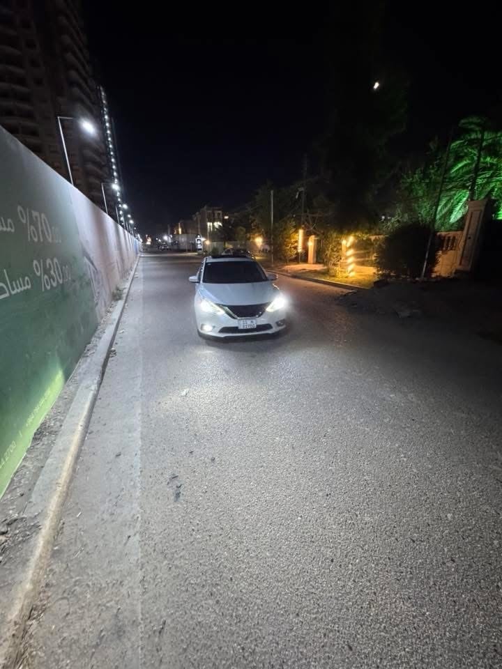 سيارتي نيسان سنترا SR نظيفة وبحالة مرتبة، لون أبيض وشغلها يبين عليها محافظين عليها. مواصفات شكلية حلوة مع جنوط سود، إضاءة LED، وصدامات وستايل رياضي. مناسبة للي يدور سيارة استخدام يومي مريحة وشكلها شبابي، والمعاينة على الطبيعة تحكم.
