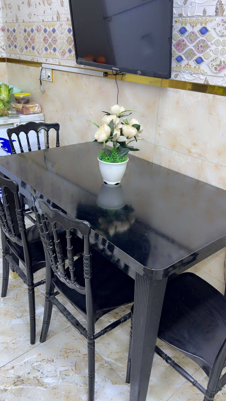 ميز طعام نظيف 6 كراسي. ثكيل قليل الأستخدام
السعر 100
***********
