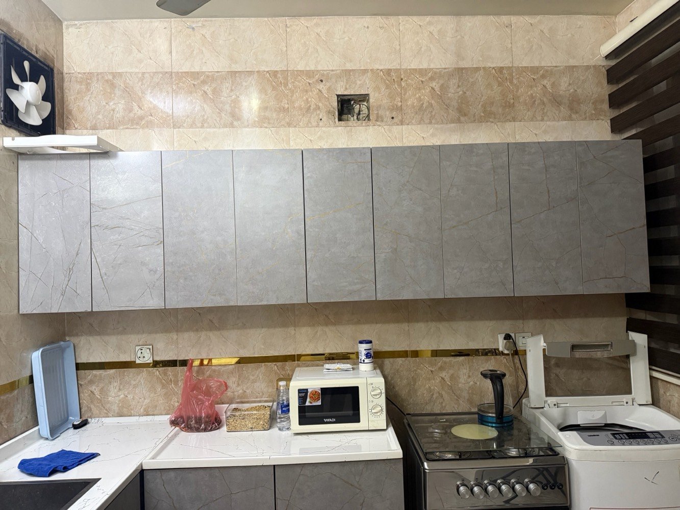 غرفة نوم 5 قطع + غرفة معيشه ( قنفات2/ ميز / ميز بلازمه / جذامه/ طبليات ) + مطبخ 
تنويه هااام بدون كهربائيات (❌ بلازمه + ❌غساله +❌ طباخ + ❌فرن ) غير موجودين 🚫
وين موقعك بالضبط بالعراق؟ وإذا الزبون يريد يشوف الغرض أو يستلمه، من أي منطقة ممكن؟: 
بغداد / كراده خارج / فلكة المسبح 
شكد السعر النهائي للغرفة/الطقم؟ وهل بيه مجال بسيط بالمساومة لو ثابت؟: 
اكو مجال 
شنو حالة الاستخدام والنظافة لكل القطع؟ وهل بيها أي خدوش، كسر، رطوبة، أو مشاكل بالأدراج والمفصلات؟: 
نظيفه 100‎%‎ / الفحص قبل الدفع 
الأجهزة اللي بالصور شنو منها داخل بالبيع وشنو منها مو داخل؟ خصوصاً الطباخ، الغسالة، والميكرويف/المكيفات حتى يصير الإعلان واضح.: 
بدون كهربائيات 
تگدر تذكر المقاسات التقريبية للغرفة والسرير والخزانة والمطبخ، وشنو طريقة التسليم: نقل على المشتري لو أنت توفر التوصيل؟: 
سرير ثنائي الخزانه خمس أبواب خزائن المطبخ تقريبا 2ونص متر او 3 متر 
النقل على المشتري 