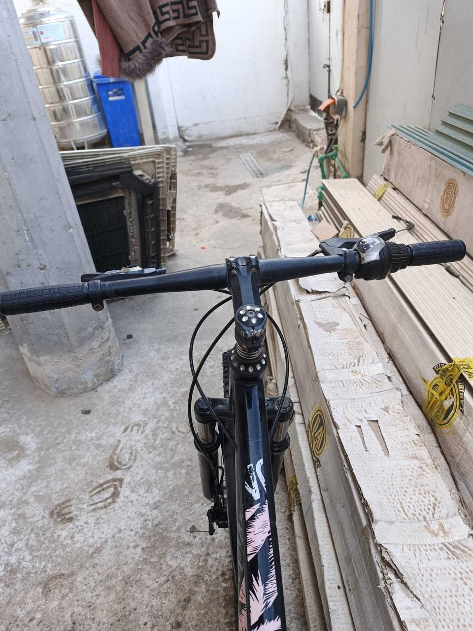 كير3*7
بايسكل يخبل كلشي ما عوزه بس شويه إضافات جماليه
وكلشي بي جديد شاده(مكينه، اسطوانه،لحايه خلفيه) البايسكل كامل ومختم سوبر (رياضي) 
سعره60وبي مجال بسيط
مكاني بغداد تواصل***********
