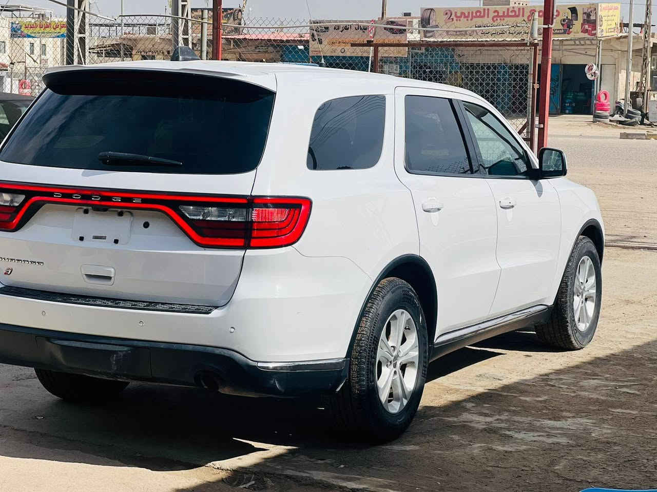 السلام عليكم
دوج دورنكو موديل 2022 اصل بوليسي بدون ارقام تترقم جميع المحافظات 
حادث بنيد بدل ومصبوغ والجاملغ نفسه بلادي مصبوغ 
المواصفات:- 
مواصفات SXT . نص فول . محرك 6 سلندر 3600 . كشنات مخمل حضن . كشن السائق كهربائي . لايت زنون .عالي . ناصي . تشغيل عن بعد . تحكم ستيرن . شاشة كبيرة . تبريد 3 قطع . 7 راكب . رادار جانبي . مثبت سرعه . وباقي مواصفات SXT  معروفه 
مكان السيارة البصره قضاء القرنه 
 للاستفسار الاتصال/  ‭ ‬ ‭0788 498 6898
