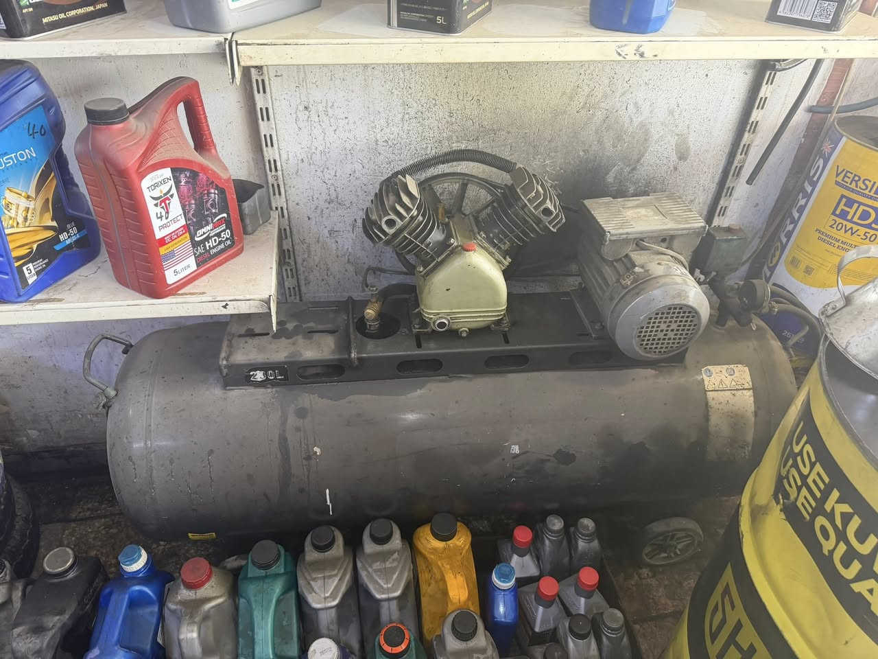 السلام عليكم
محل كامل للبيع اي نقص ما بيه شغله الحمدالله 
خالعات عدد ٢
كمبريسر كبير 
بلنص حديث 
دهن بيه خير من الله كافه الكثافات وشركات ستندر 
فلاتر دهن متكامله لجميع السيارت 
مبرده جديده 
صوبه جديه 
لغم كامله جميع الحجام 
اسباين كامله 
تايرات مستعلمه اكثر من ٣٠تاير
تايرات تكتك جديد  
تايرات دراجه ١٧-١٨
تايرات داي وان 
تايرات درجه حجم ١٠-٨ جديد 
حوض ماء لفحص التاير 
دريل جديد 
اكو هوايه شغلات بيه بعد تجي وتشوف بعينك 

المحل موقعه السيديه -حي العلام -بشارع البداله-مقابيل المصرف الأهلي العراقي مجاور أفران العلام بضبط 

رقم عليه واتساب 
أو اتصل خط 

***********
سعر المحل ٣٠ مليون بيه مجال
