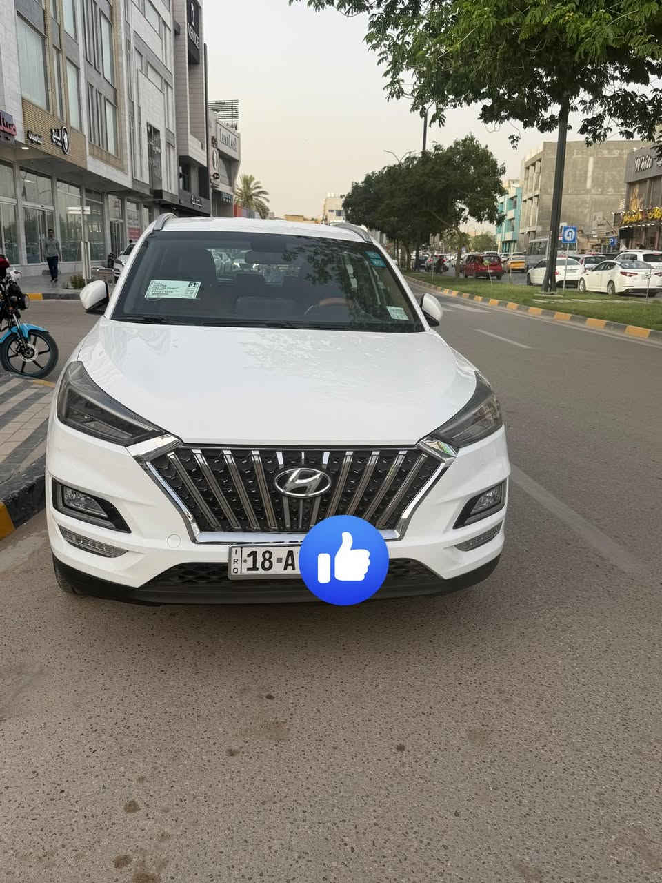 السلام عليكم 
توسان للبيع موديل ٢٠٢٠ 
خليجي كفاله عامه عدا بيها بارد اربع اصابع بالجنطه و رصعه بالبنيد

كشن كهرباء 
شاشه و كامرا 
تبريد قطعتين
لايت خمس عدسات 
شباك لكزز ( كله شغال ) 
رقمها بابل باسمي تحويل ثاني يوم 
 داخل جلد مشمشي 
ماشيه ٧٣ حقيقي 
السعر ٢٠٥ وبيها مجال 
***********
