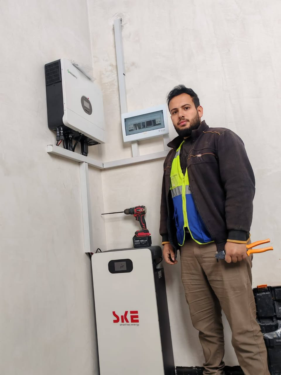 من عروض شركة الحجاب للطاقة الشمسية
تم تنصيبها للأخ ( محمد عبدالله خلف) 
في صبيح الخميسات📌

              ⚡بقدرة ⚡

16-امبير نهاري ☀️
15_ امبير ليلي 🌙

✅ تظمنت المنظومة الشمسية 🔆
 
8_ألواح لونجي 615 واط 
 بقدرة توليد ⚡(2.5امبير) (مؤسسة)   
 بظمان ١٥ سنة ✅
 
2_ بطارية ليثيوم 15  كيلو واط من شركة SkE
بظمان 5 سنوات ✅

3 _انفيرتر   6 كيلو كرواط جناحين  🟢
بظمان 1 سنة✅

___________________________________💰 أسعارنا مناسبة جدًا وتنافسية
🔎 تكدر تستفسر عن حجم الطاقة المناسب إلك
📋 ونوفر لك قائمة المواد مع الشركات المصنعة
📊 حتى تكدر تقارن وتتاكد من أسعارنا بالسوق وبكل شفافية
📌 شركة الحجاب للطاقة الشمسية
____________________________________

🔴نعمل ليلا 🌙 مع نهار،☀️

✅غايتنا أرظاء زبائننا  الكرام ومواعيدنا معهم ⚡✅

🎉حياكم الله في شركة الحجاب للطاقة الشمسية 🎉

الهاتف للأستفسار
 
*********** الاستاذ فرحان

العنوان_الشرقاط_اسديرة_الفياض
