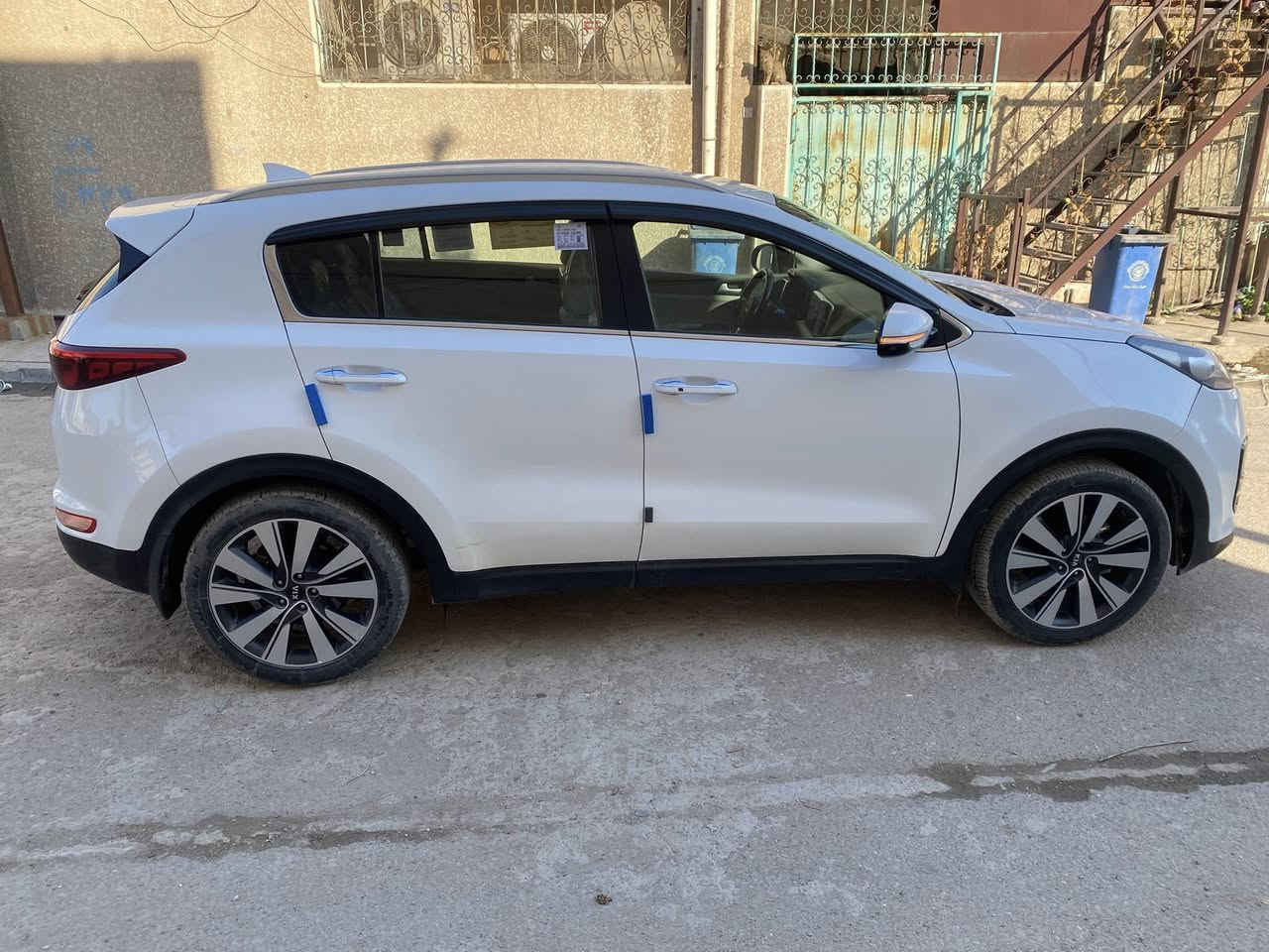 سلام عليكم من رخصت الادمن المحترم 
كيا سبورتج خلجي مديل ١٧ موصفات 
معروفه صندوك كهرباء بصمه 
حساسات خلفي امامي كفاله 
عده بارد بل باب سايق فقط 
محرك ٢٠٠٠ ممفتوح كير 
تخم تاير جديد سنويه وهزه 
جديده تحويل مباشر 
مكان سياره بغداد شعب 
سياره جاهزه من كلشي 
السعر ١٨٠ وبي مجال كلش بصيط 
***********
