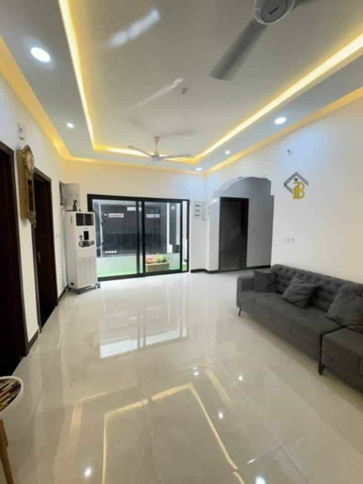 🏡 دار للبيع – طابو عثماني

📍 العنوان: حي الثقافة – بفرع بيت رئيس الجامعة – خلف مطعم دار اليمن (زرزور سابقاً).

🔹 المساحة: 200 م²
🔹 واقع الحال: 225 م²
🔹 البناء: فول كونكريت مسلح

✨ مواصفات الدار:

غرفتا نوم كبيرتان، إحداهما سويت
مطبخ 
استقبال واسع 
صالة كبيرة
3 مجاميع صحية
كراج سيارة

حديقة خارجية
حديقة داخلية مع شلال

غرفة مؤسِّسة في الطابق العلوي

🏠 دار مميزة بتصميم عملي ومساحات واسعة، مناسبة للعوائل الباحثة عن السكن الراقي والموقع الهادئ داخل حي الثقافة.
المراجعة 
     ♦️♦️♦️مجموعة باسم الشمري♦️♦️♦️
      ♦️♦️للاستثمار والتطوير العقاري♦️♦️
الفرع الاول/بغداد،القادسية،قرب مجمع الوزراء
الفرع الثاني/الديوانية،الجزائر ،الشارع الخدمي،مقابل تقاطع أم الخيل
للأستفسار الاتصال على📲
قسم المبيعات 📠
***********📱
***********📱 
📲 حمّل تطبيق باسم الشمّري العقاري الآن من Google Play:
👉 [https://play.google.com/store/apps/details?id=com.basemShamry.app](https://play.google.com/store/apps/details?id=com.basemShamry.app)
🍏 قريبًا على App Store
