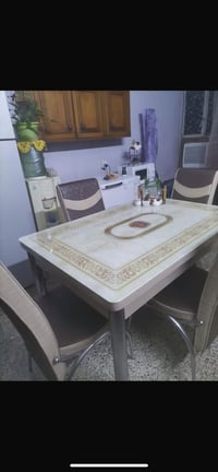 ميز • ٤ كراسي • بحالة جيدة جدا