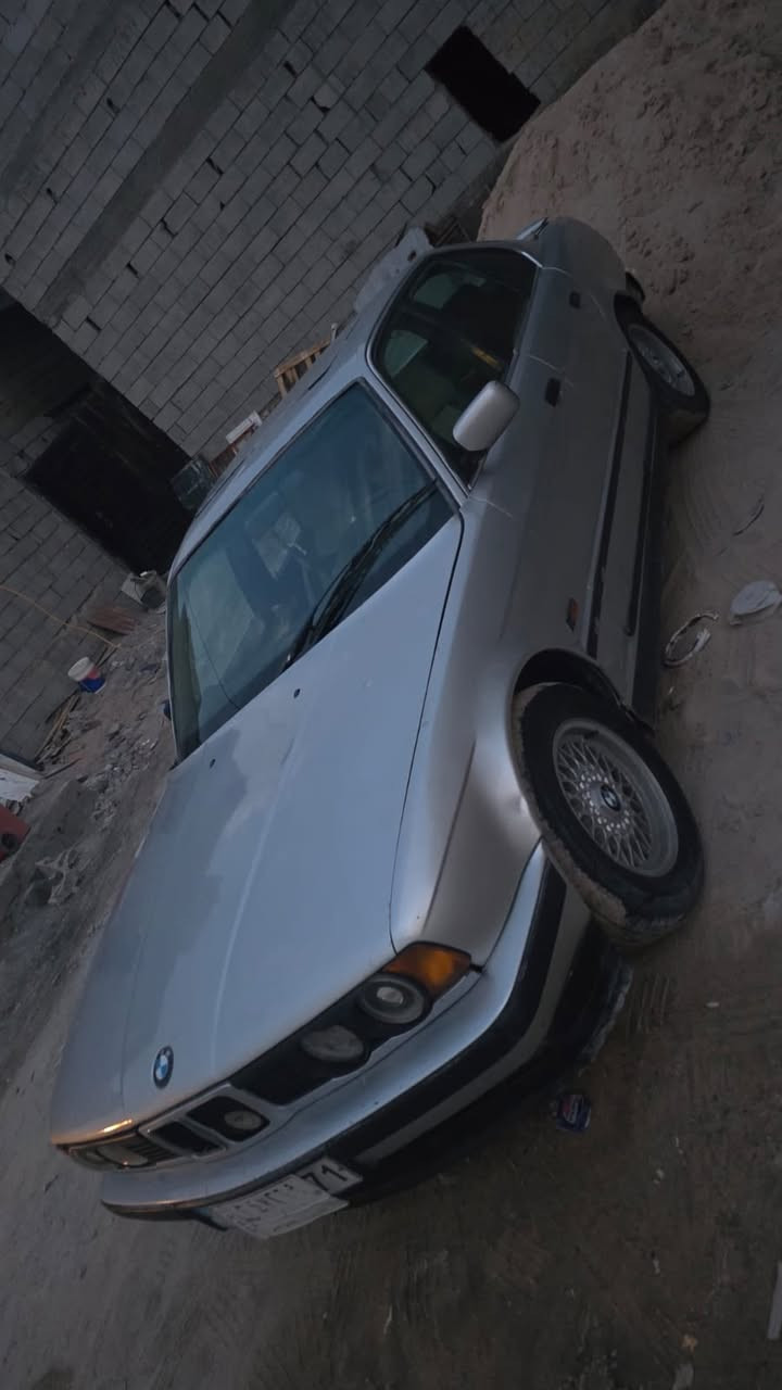 سلام عليكم
سياره بي ام موديل ١٩٩٠ 
سياره مكينه كير مكفولات 
حداديه نص عمر 
كهربايته كله شغاله ومكفوله 

سياره جاهزه مناقصه شي 
مداور ثاني يوم راعيه يمي 
سعره ٤٨ وبيه مجال قليل 
***********
