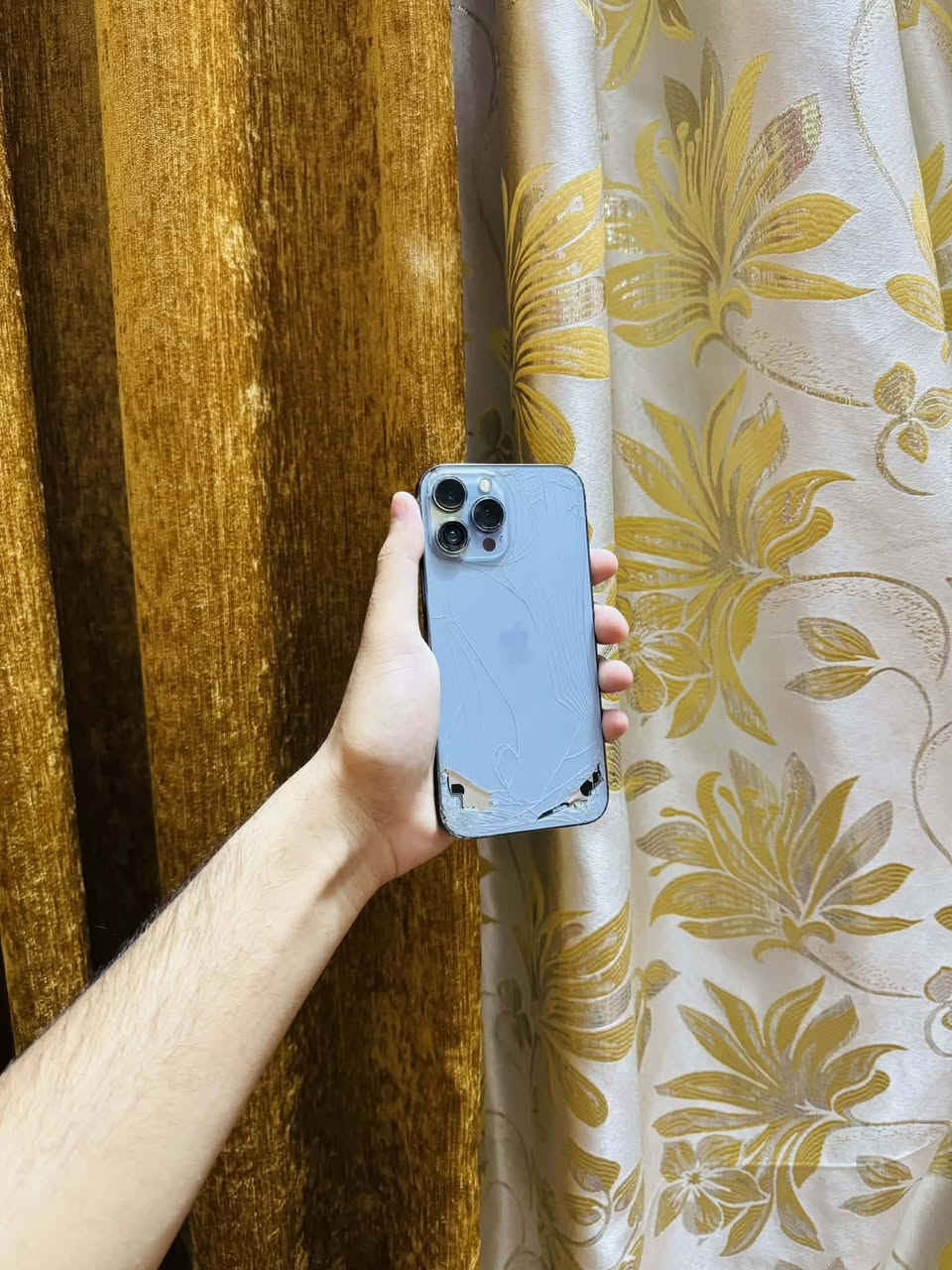 ايفون 13 برو ماكس بس زهره مكسور الباقي كفاله بيع مراوس عربي شرق اوسط ذاكره 256 بطاريه 86 ملحقاته كامله السعر 550 شراي يتصل***********
