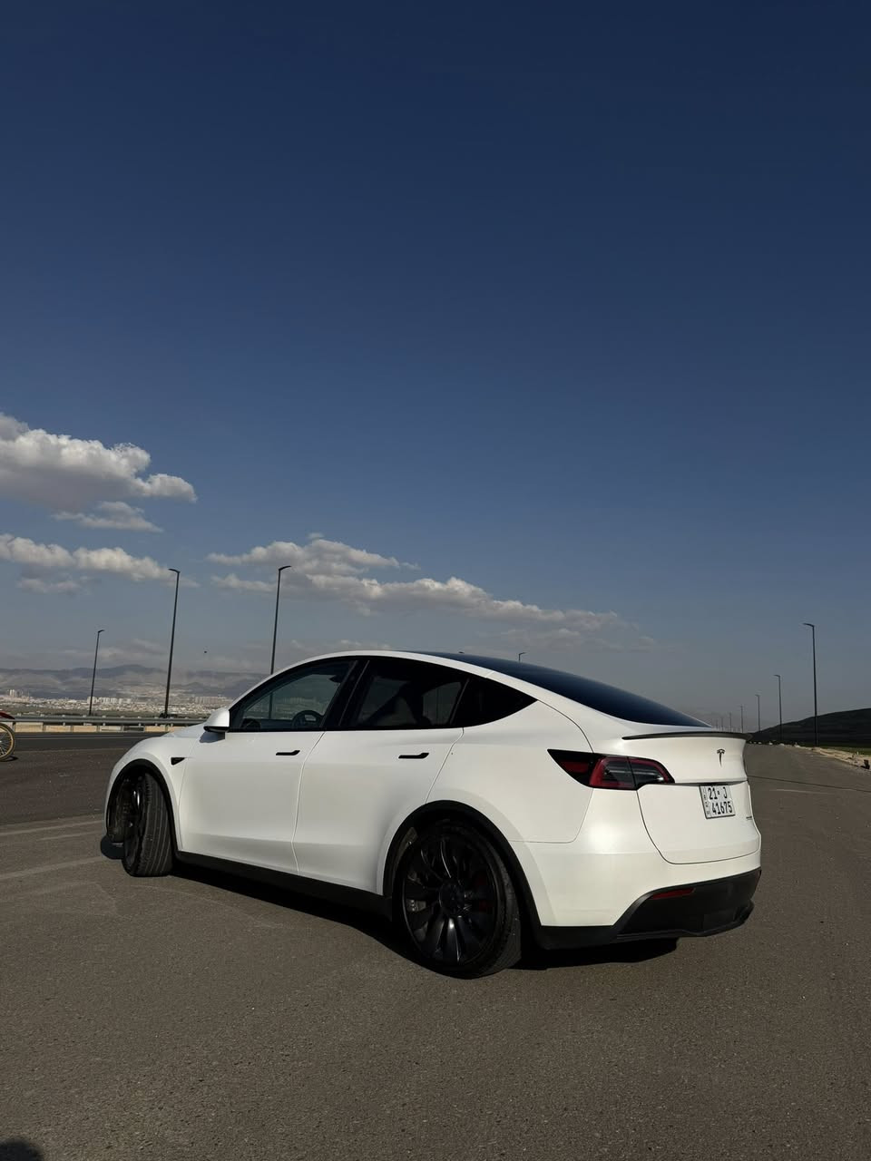 Tesla Y dual motor Performance
سيارة بيرفورمنس ١/٤ من العراق 
لون أبيض و داخل ابيض موديل 2023  اونلاین سيارة داخل بكلين فقط  بي  قطع تين  كارت  كولش اصغير  بل بونيت  بعنك  ماتشوف مكان  كارت بس  بل سونر  يبين   دزيتلك  صوره  مكان مال كارت.  0-100Km  ٣.٥ ثواني
وياله أوبر تورباين - تايرات ميشلن ٢١  فلنجه كاربون سيراميك - سبويلر كاربون ماشية ٣٨ ألف ميل
سعر 259 ورقة و بيها مجال 
رقم شانسي 7SAYGDEF4PF871940
*********** مكان سليمانية
