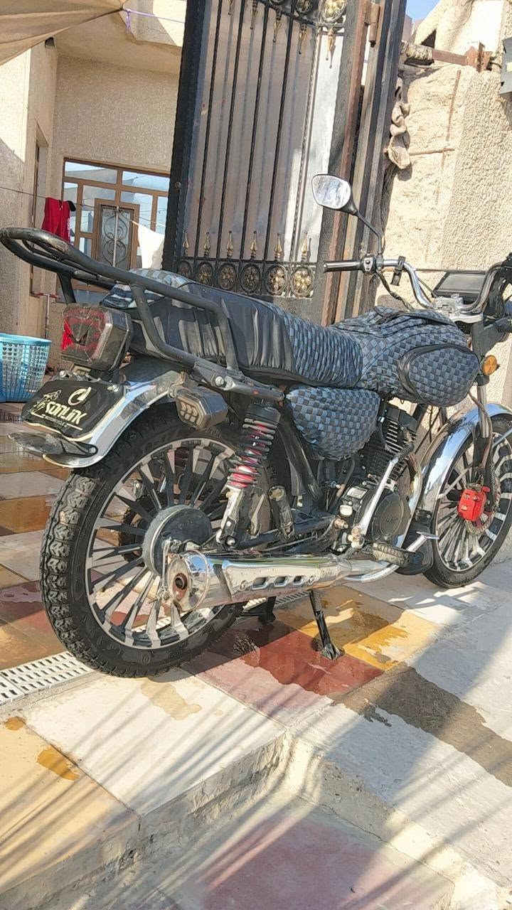 سلام عليكم ورحمة الله وبركاتة سولنك سيفان للبيع موديل 25 بصمه تشغيل عن بعد منفذ يو بي اس منفذ شحن معدل مالته 140 السعر 700و بيه مجال للطيبين مكاني صويره شارع النجمه ***********
