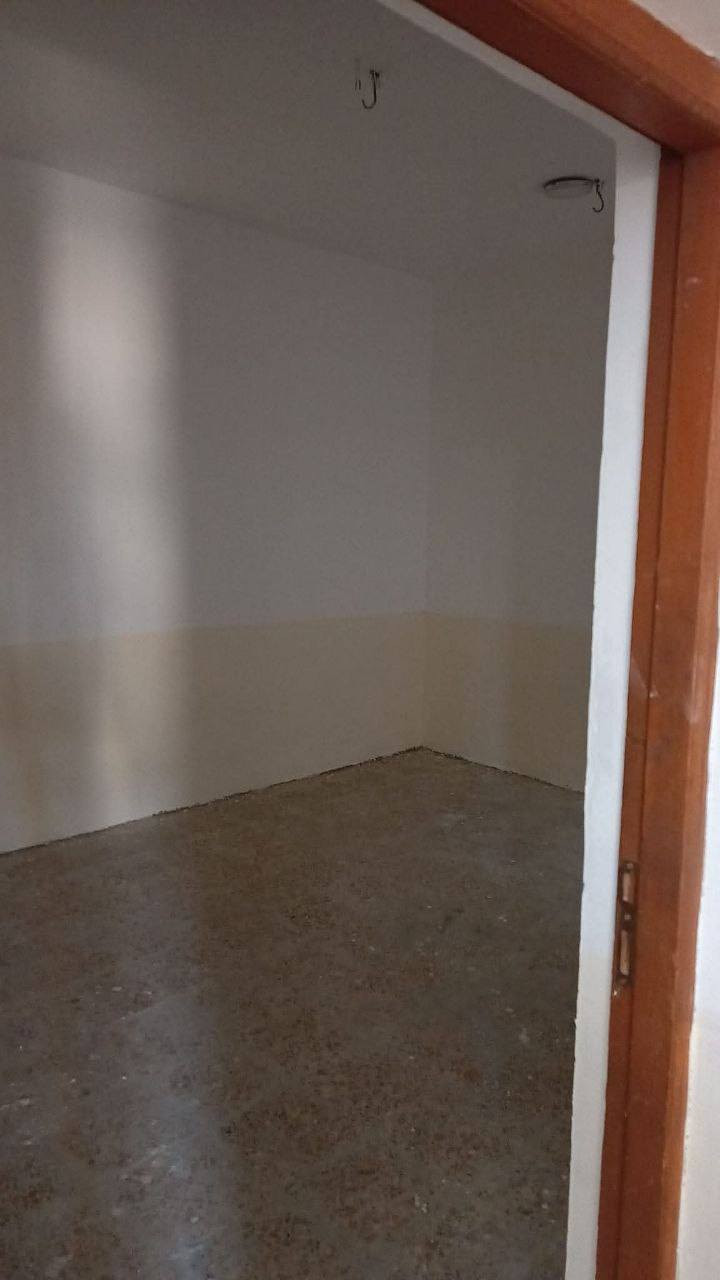 السلام عليكم الدار للبيع المساحه 70متر البيت جديد  ابي غرفه فوك +غرفه جوه+صاله+الاستقبال+مطبخ+صحيات،مكاني الكوفه علوه الفحل قرب جسر الامام علي السعر24بي مجال الرقم *********** ومتوفر وتساب
