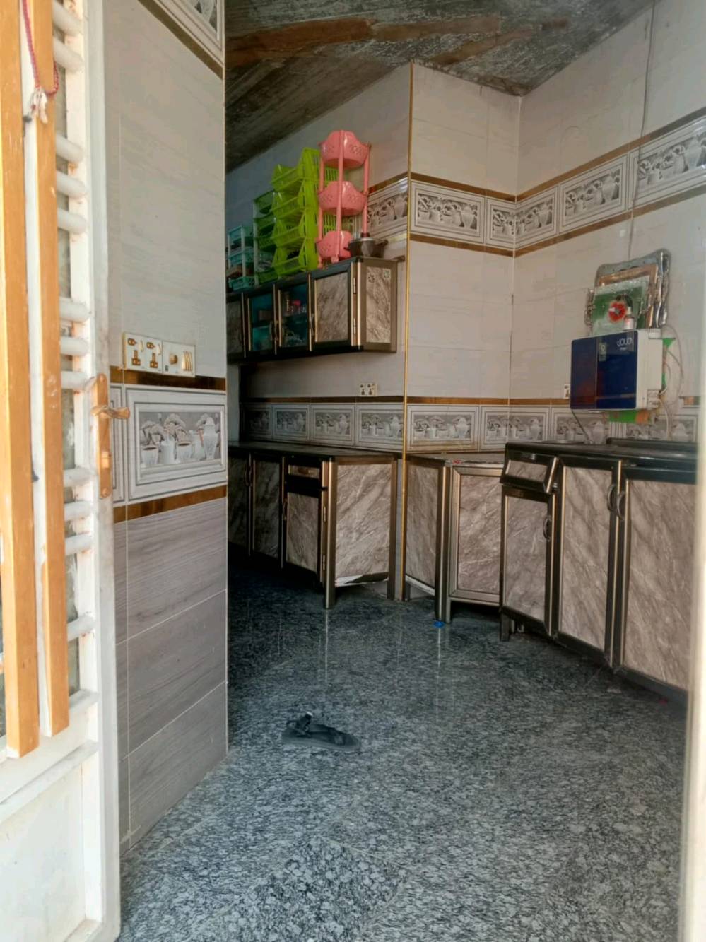 🏡 بيت للبيع – طويريج / حي الضباط / شارع المحيط

📍 الموقع:
مقابل حي الصناعة، بالقرب من المدرسة

📐 المساحة:
300 متر²
طابو زراعي – سند 25 – ركن

🏗 البناء:
طابق ونصف – بناء جديد

🔌 الخدمات:
ماء، مجاري، كهرباء متوفرة

✨ المواصفات:
▪️ 3 غرف نوم
(غرفتان بالطابق الأرضي + غرفة بالطابق الثاني)

▪️ استقبال واسع
▪️ صالتان
▪️ مطبخان
▪️ صحيات داخلية وخارجية
▪️ مناور عدد 2

📩 لمزيد من التفاصيل راسلني خاص

📞 للتواصل:
***********

📱 واتساب متوفر 👆
أو مراسلة خاص