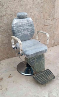 يوجد كرسي حلاقة للبيع وتساب  07769468010