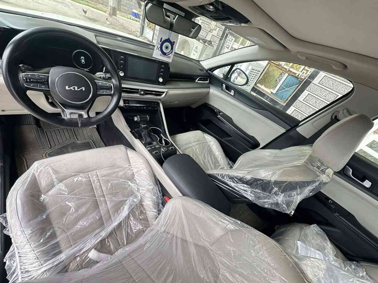 السلام عليكم 

للبيع كيا K5 2023 لون ابيض  🤍

الممشى 60 ألف كم

خليجي وكالة NM / كفالة عامة
حالة ممتازة جداً

المواصفات:
محرك 2500  
كير أوتوماتيك
كاميرا خلفية
حساسات أمامي وخلفي
شاشة + Apple CarPlay
بانوراما
قطعتين تبريد 
تشغيل عن بعد 
بصمه 
مري شفط 
اشاير بالمري  
الكشنات الاماميه تدفئه 

السيارة نظيفة جداً وجاهزة بدون أي مصاريف رقم اسليمانيه بأسمي تحويل ثاني يوم 

السعر: 225 $ بيها مجال 
الموقع: بغداد
رقم صاحب السياره ***********
