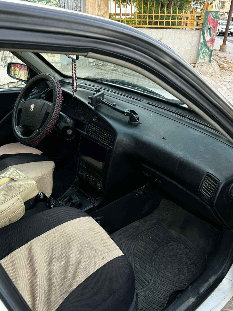 السلام عليكم بيجو موديل 12 كير مكينه فرنسي مكفولات سياره  خير من الله  تبريد شغال ...***********
