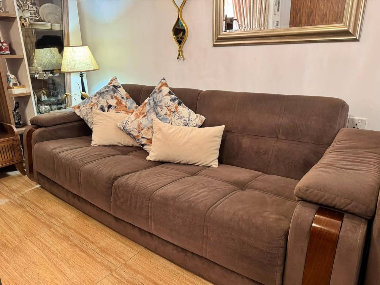 🛋️ تخم قنفات تركي ثقيل الوزن، مستخدم استعمال نظيف جداً.

✅ يتكون من 10 مقاعد
✅ يحتوي على مخزن داخل جميع القنفات
✅ يتحول إلى سرير (باستثناء الكراسي المفردة)
✅ بحالة جيده وجاهز للاستخدام

💰 السعر: 750,000 دينار عراقي

📍 العنوان: بغداد – حي الجامعة

📞 للتواصل: ***********
