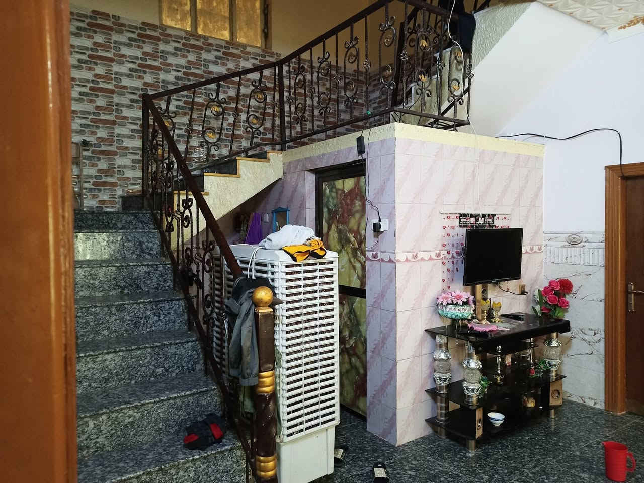 بيت 200 م طابق واحد ركن على ساحه غرفتين هول استقبال حمامات 2
حله حي المعلمين قرب ملعب علي ناصر 

للاتصال ***********
