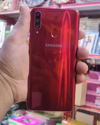 ورحمه الله وبركاته اليوم عندي موبايل مستخدم اي 20 اس ذاكره 256 شاحنه ت...