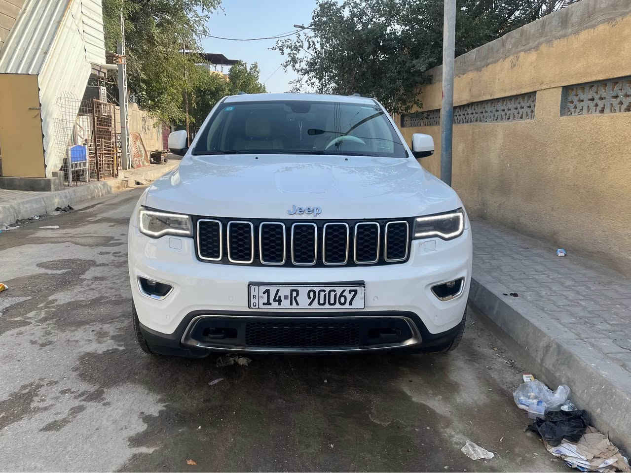 السلام عليكم 
جيب جراند شيروكي 
محرك v6 
مديل 2019 فول موصفات خليجي ليميتد معروفه موصفات الجيب 
سياره كفاله واستخدام شخصي 
ماشية 128 الف 
رقم جديد وسنويه جديده 
وحداديه وتخم تاير جدد السياره تجي وشوف بعينك احلى من الصور 
العنوان البصرة 5 ميل 
السعر 270$ 
للاستفسار 
*********** البصرة, العراق
