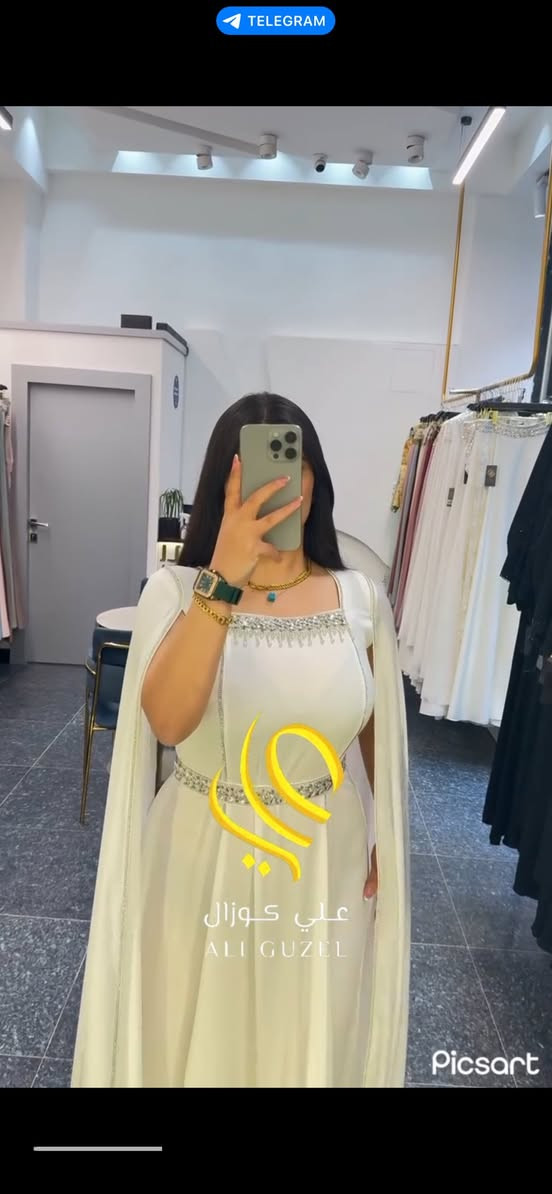 العنوان: للتميز والأناقة الملكية.. فستان سهرة (قطعة فنية) للبيع ✨
لكل وحدة تدور على طلّة تجمع بين الفخامة والنعومة، هذا الفستان صُمم ليكون الخيار المثالي. يتميز بقصة "الكيب" (Cape Dress) العالمية التي تعطيكِ هيبة وحضور ملوكي في أي مناسبة.
ليش هذا الفستان مميز؟
• القماش: شيفون وكريب عالي الجودة، انسيابي جداً ومريح في اللبس والمشي.
• التفاصيل: مطرز يدوياً بحبيبات الكريستال والخرز اللامع عند منطقة الصدر والخصر، يعني ما يحتاج تلبسين إكسسوارات كثيرة، هو يلمع لحاله! 💎
• التصميم: اللون الأبيض الناصع مع القصة الانسيابية يعطيكِ مظهر طولي وأناقة لا توصف.
• الحالة: نظيف جداً ملبوس لمرة واحدة فقط ولفترة قصيرة.
المناسبة مثالي جداً لـ (خطوبة، عقد قرآن، أو حفلة سهرة فخمة).
قياس  يلبس M/L] [ اخذته ب250هوهً وشال ] (قابل للتفاوض البسيط للجادات).
"الصور ظالمة الفستان، على الطبيعة اللمعة والقماش أحلى بهواية"يوجد توصيل داخل بغداد


**إذا كنت صاحب هذا الإعلان وتريد حذفه لأي سبب، رجاءا أرسل رسالة إلى الدعم الفني**