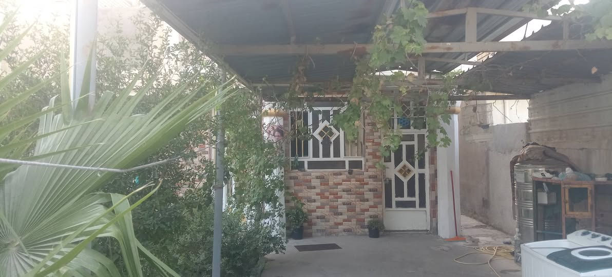 من رخصه الكروب السلام عليكم دار للبيع المساحه ٢٥٠متر يحتوي على غرفتين نوم واستقبال وهول داخلي وصحيات داخلي وخارجي حديقه كبيره وكراج وسقيفه كراج في حي العسكري بلخمسه دونم شارع ٨ البيت  سند زراعي  ٢٥  قريب علئ شارع حي العسكري التبليط وقريب على الشارع المطار التبليط البيت مراوس ببيت او قطعه أرض  حسب القناعه والسعر البيت ٧٥ وبي مجال قليل والاستفسار على هذا الرقم *********** بي واتساب وشكرا لكم
