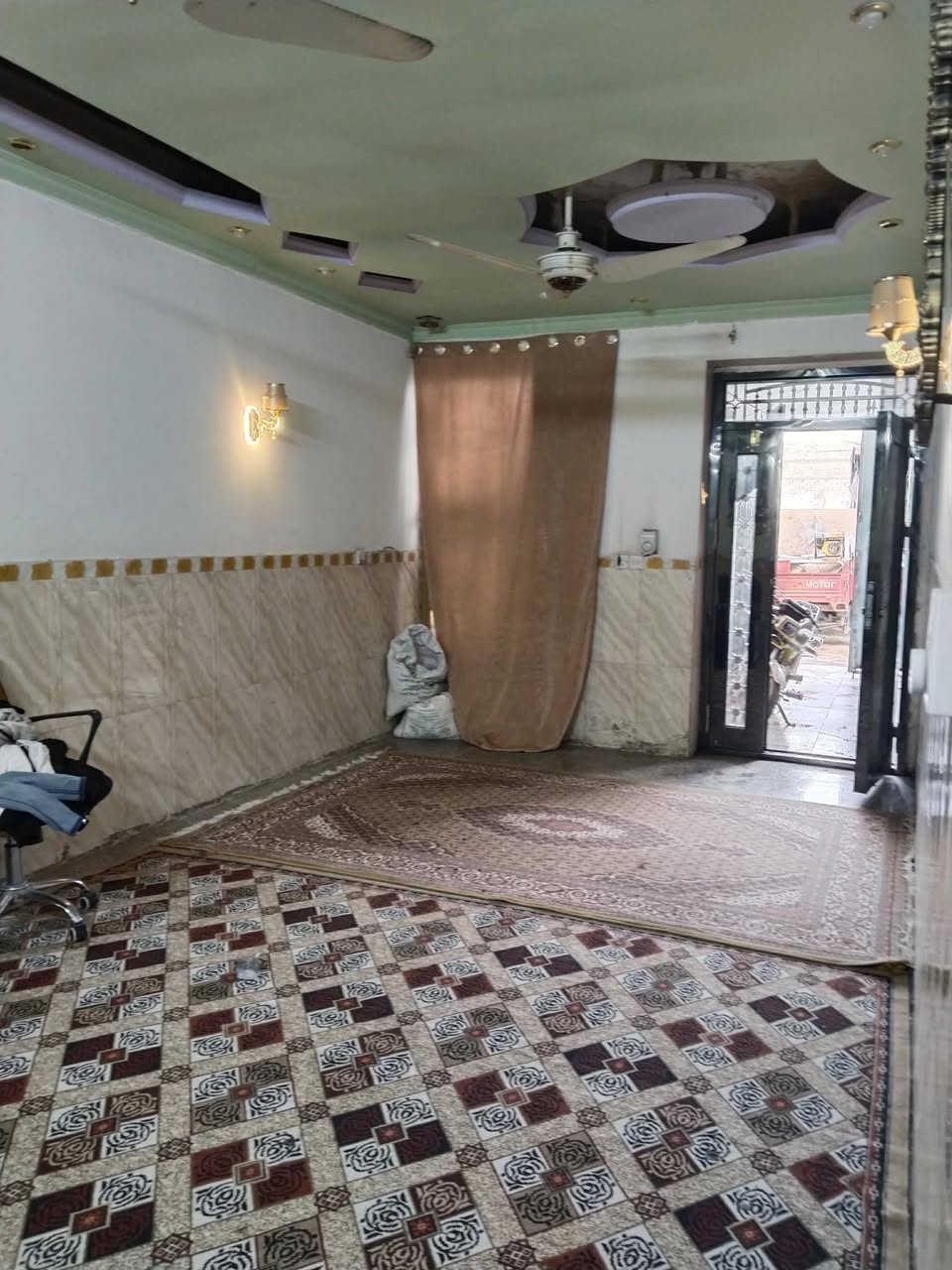 السلام عليكم بيت مساحه 150 طابقين يحتوي على أربع غرف نوم وصاله و مطبخ وكليدور 2  المكان حي الزهراء طابو زراعي سند 25 خدمات كاملة مجاري كهرباء رقم الهاتف ***********
