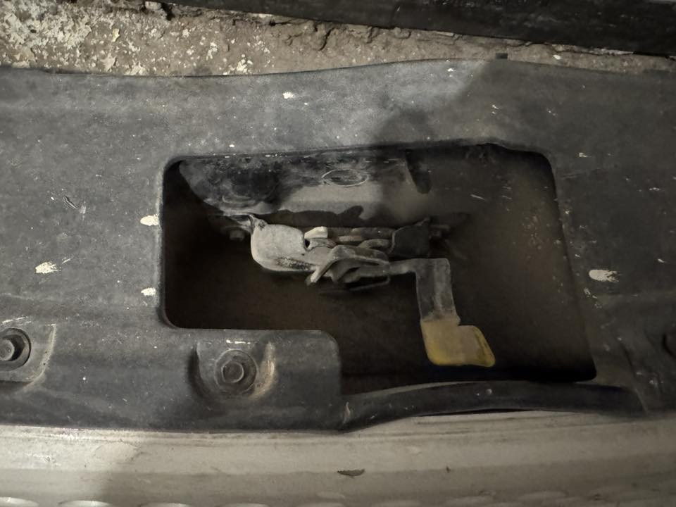 السلام عليكم شباب
شباك فورد هوه وقفل البونيد لون ابيض قيم واخذ مكاني بغداد 
*********** واتساب
