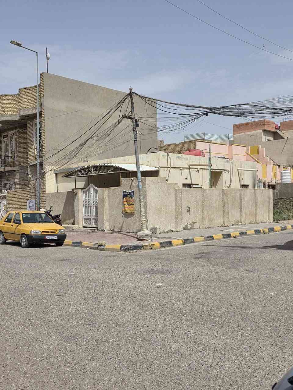 الدار للبيع مساحه 89 متر
واقع حال 100 ركن مربعه 10×10 
خلف مطعم جبوري 
***********
غير متواجد عل فيس
