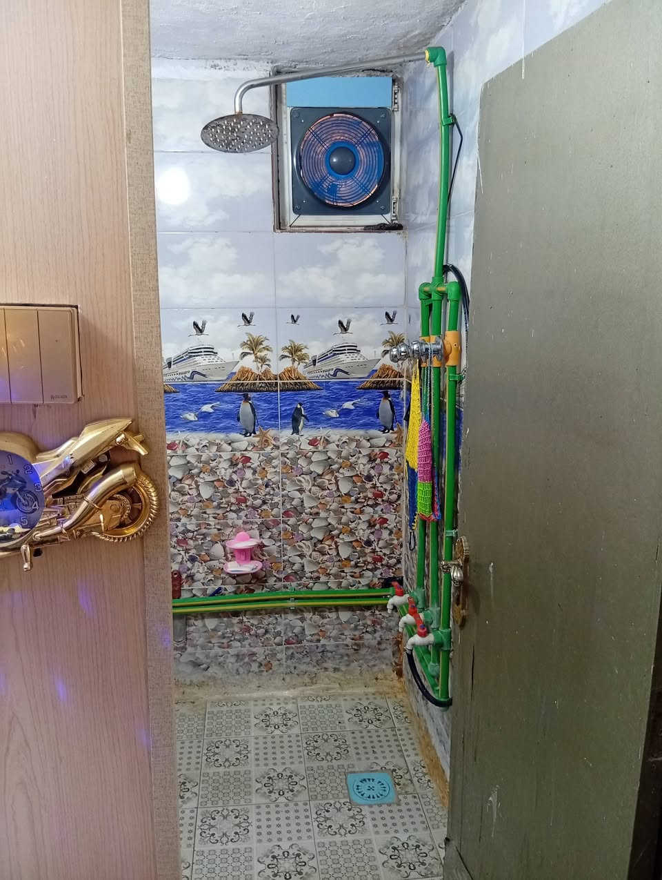 السلام عليكم عندي شقه للبيع مساحه 100 متر في العمارات السكنيه طابق ثاني قريبه عل شارع العام باسمي مصفر مي كهربائ غرفتين نوم كبار وحده صغيره واستقبال كبير مخزن حمام صحيات ومطبخ ترميم جديد من مجاري كهربائ جدران للستفسار رقمي ***********
